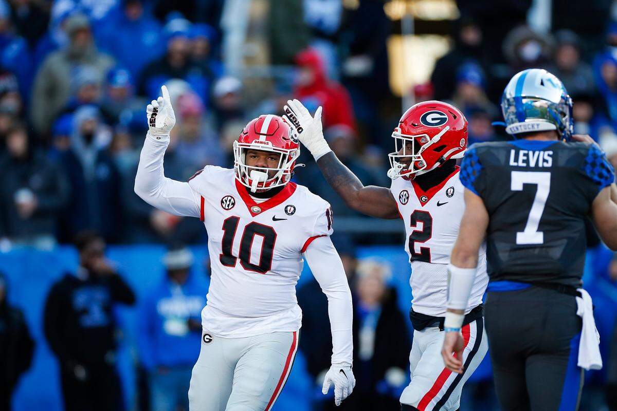 Before transferring to Kentucky linebacker, Jamon Dumas-Johnson (10) was named a 2022 All-American at Georgia.