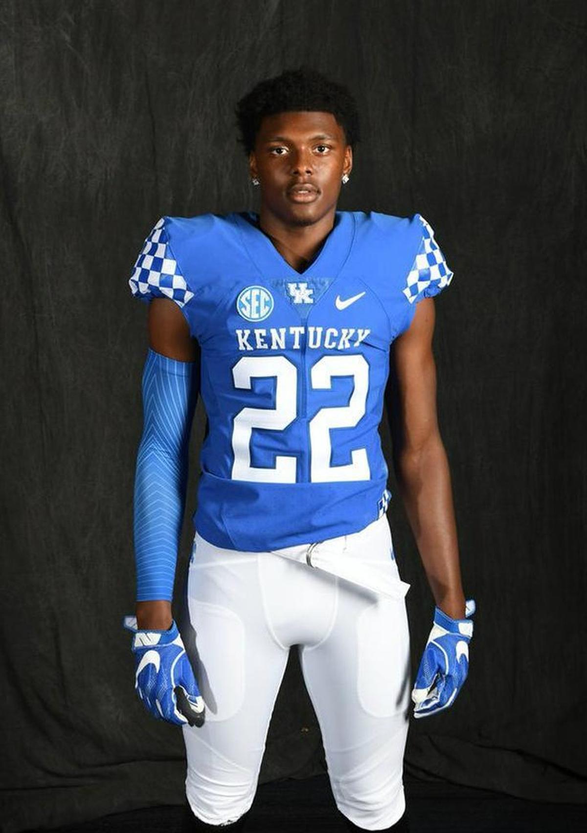 Four-star Kentucky linebacker Chris Oats, along with redshirt freshman Jamin Davis, will have the task of filling in at middle linebacker for Kash Daniel while the junior sits out the first half at Texas A&M.
