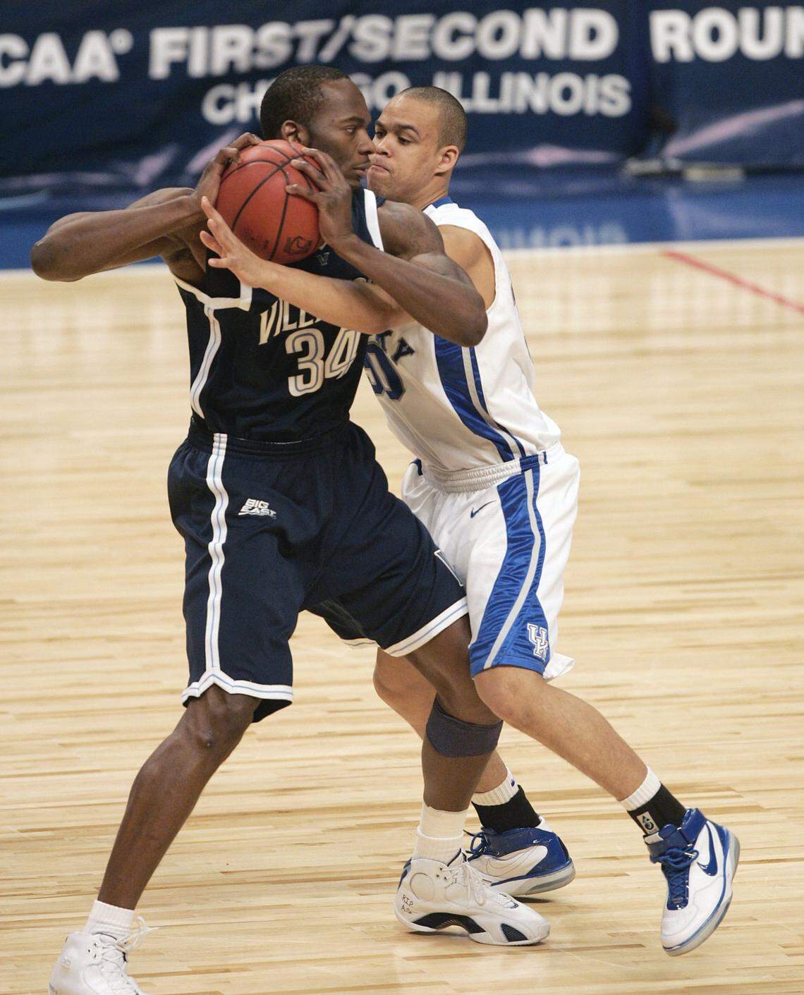 UK surprise starter Dwight Perry fouled Villanova’s 34-Curtis Sumpter in the first few seconds of the game and then was immediately replaced by Bobby Perry as the University of Kentucky played Villanova in the 1st round of the NCAA basketball tournament played at the United Center in Chicago, Il., Friday, March 16, 2007. This is first half men’s college basketball action. Charles Bertram/Staff 2581