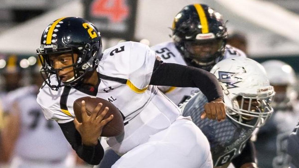 Central Gwinnett (Ga.) quarterback Jarren Williams describes himself as “a pocket-passer that has the ability to extend plays with my feet.”