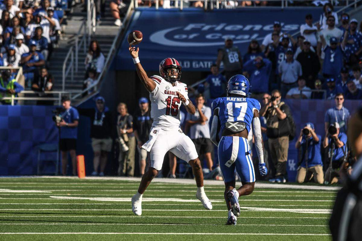 South Carolina quarterback LaNorris Sellers (16) completed 10 of 14 passes for 166 yards and two touchdowns in the Gamecocks’ 31-6 win over Kentucky last season at Kroger Field.