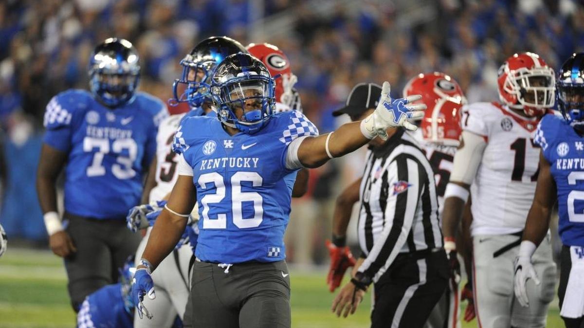 Benny Snell signaled after gaining enough yardage for a first down during the fourth quarter against Georgia on Saturday.