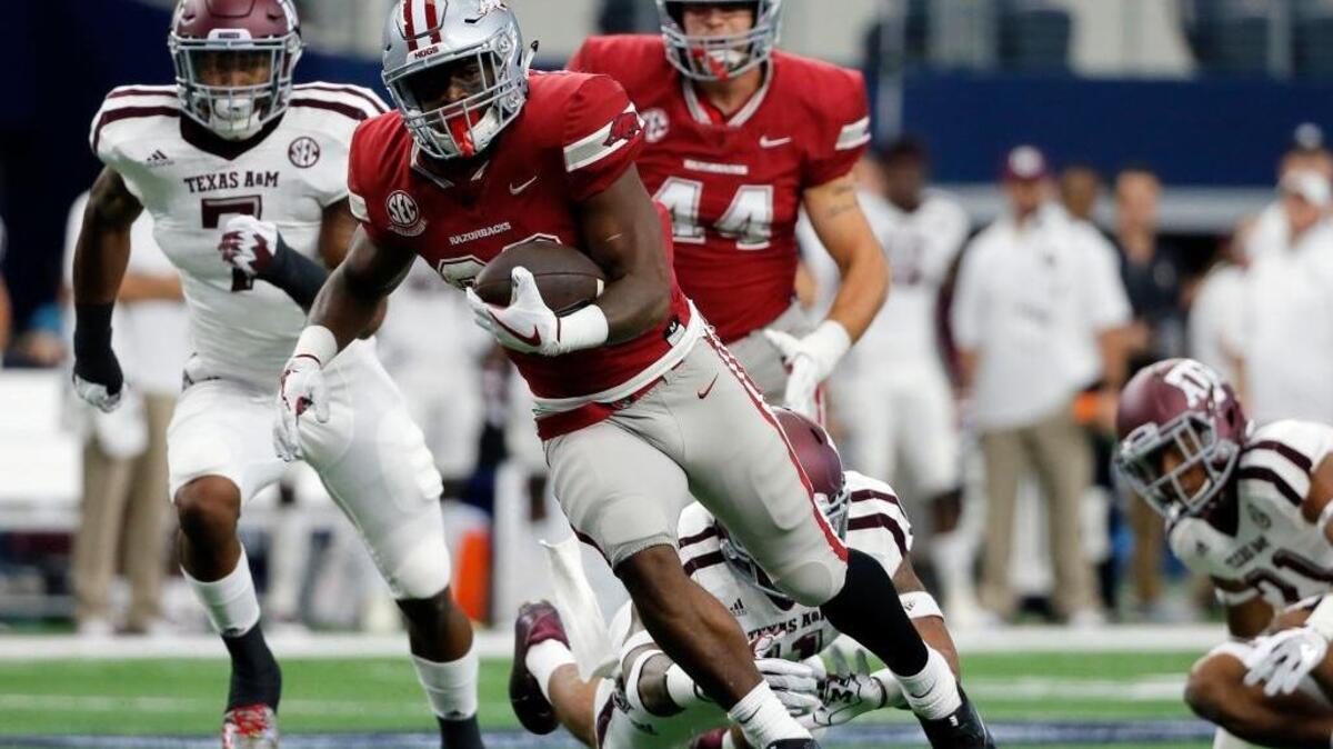 Arkansas running back David Williams (33) evaded Texas A&M defenders on a long run in the first half of the Razorbacks’ game against Texas A&M in Arlington, Texas, on Saturday.