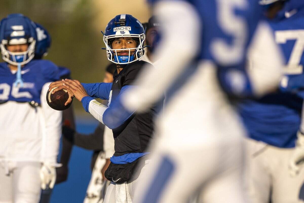 Kentucky's Kenny Minchey looks to pass the ball during practice at the Joe Craft Football Training Facility in Lexington, Ky., on Tuesday, April 7, 2026.