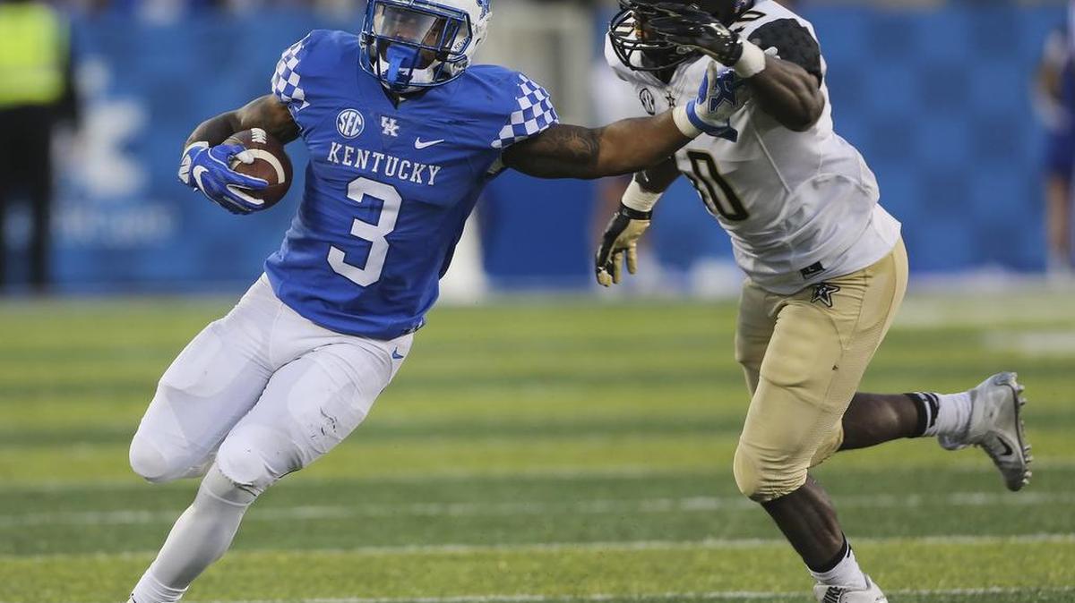 Kentucky running back Jojo Kemp (3) runs with the ball past Vanderbilt linebacker Ja'karri Thomas in the second half of an NCAA college football game Saturday, Oct. 8, 2016, in Lexington, Ky.