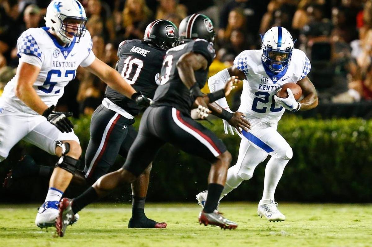 Kentucky left tackle Landon Young, left, tried to block for running back Benny Snell Jr. (26) during UK’s 23-13 win at South Carolina in 2017.