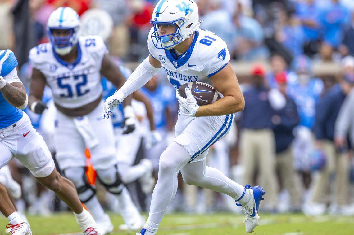 Sophomore tight end Willie Rodriguez impressed with multiple highlight reel worthy catches in preseason practice.