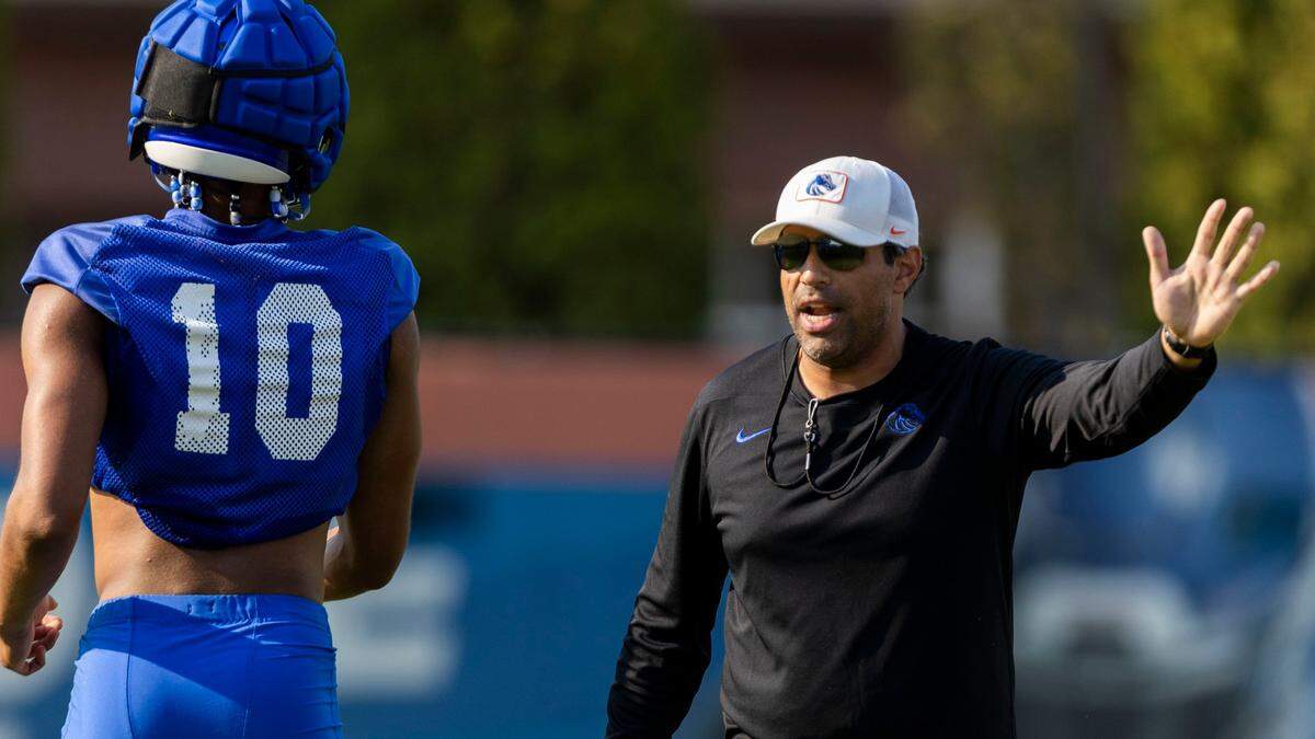Offensive coordinator and quarterbacks coach Bush Hamdan spent one season coaching Arkansas QB Taylen Green (10) at Boise State.