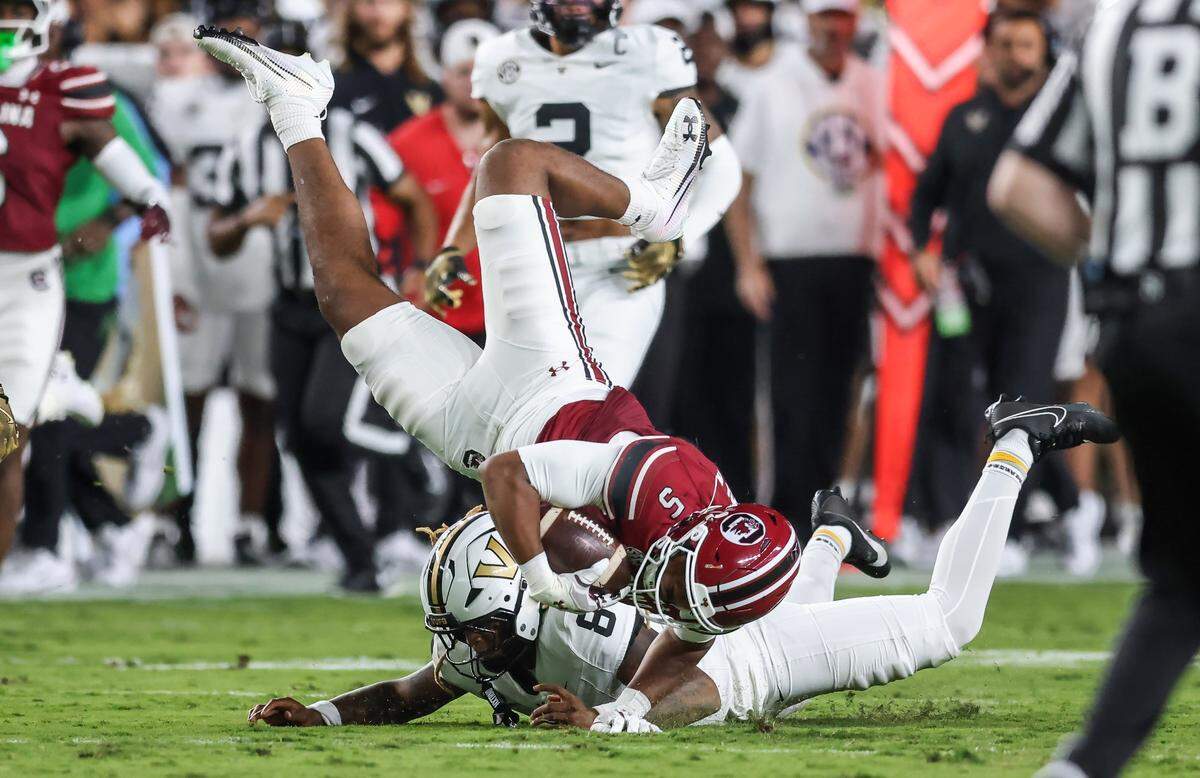 Former Kentucky tight end Jordan Dingle (5) has caught four passes for 63 yards for South Carolina.