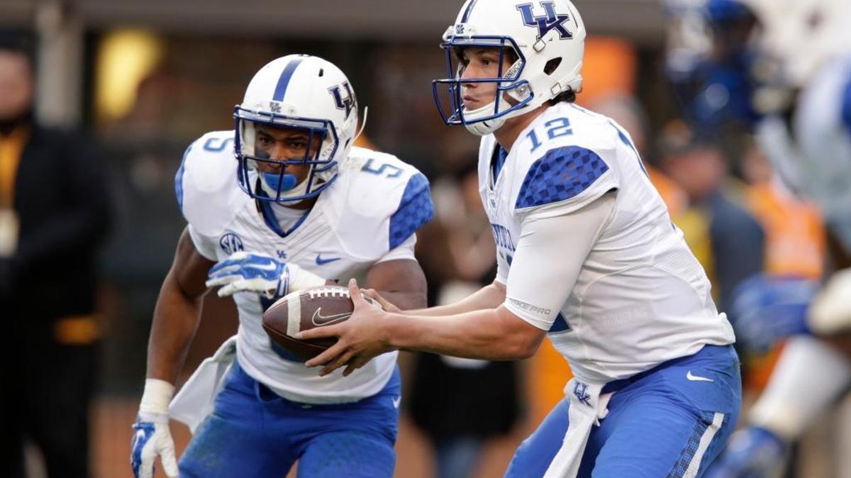 Kentucky's Reese Phillips (12) handed off the ball to Braylon Heard (5) in the first quarter of the Kentucky at Tennessee football game at Neyland Stadium in Knoxville, Tenn., on Nov. 15, 2014. Tennessee led 33-13 at halftime.