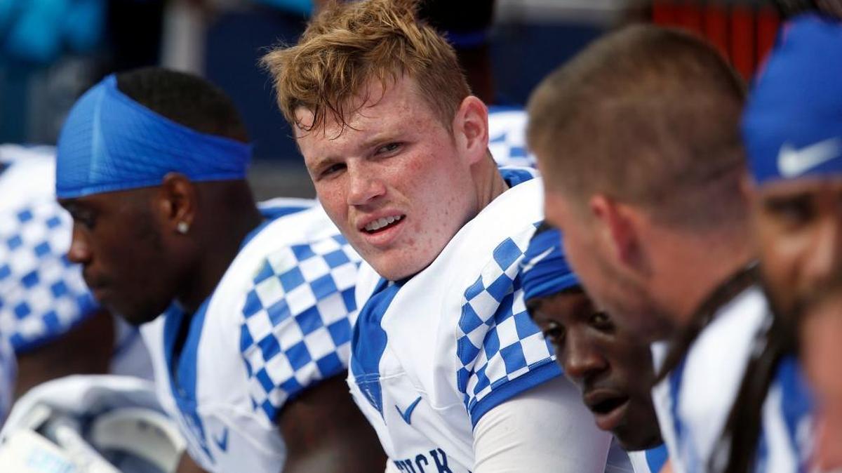 Kentucky’s Drew Barker (7) looked at teammates on the bench after he threw an interception during the Wildcats’ loss at Florida.