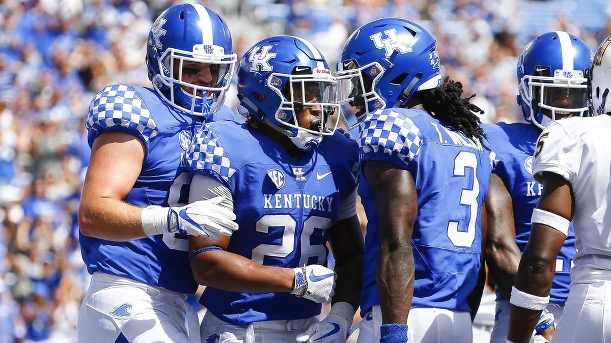 Kentucky tight end C.J. Conrad and quarterback Terry Wilson (3) celebrated a Benny Snell (26) touchdown this season. The Cats are working hard to get back on track offensively, Conrad said, calling the issues “small stuff that’s really fixable.”