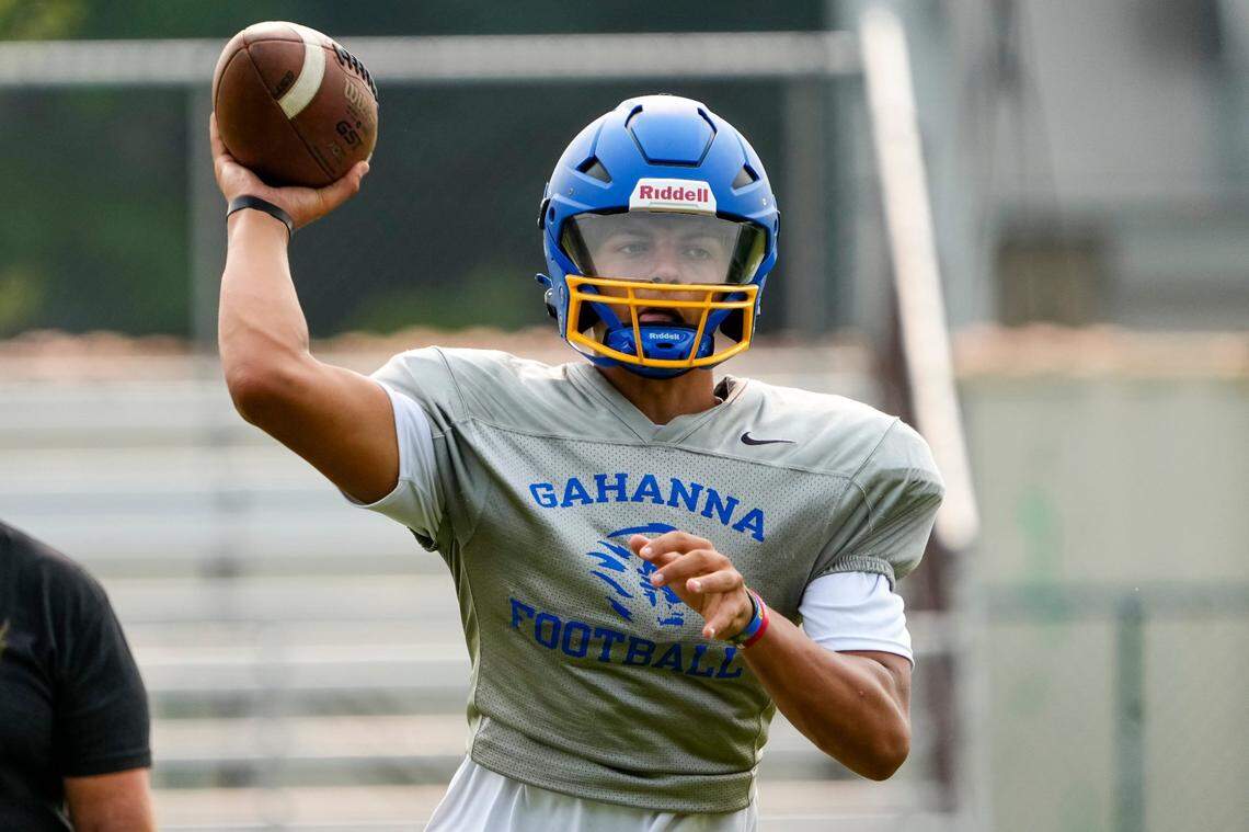 Three-star Ohio prep quarterback Brennen Ward committed to Kentucky over reported offers from Missouri, Virginia, Boston College and others.
