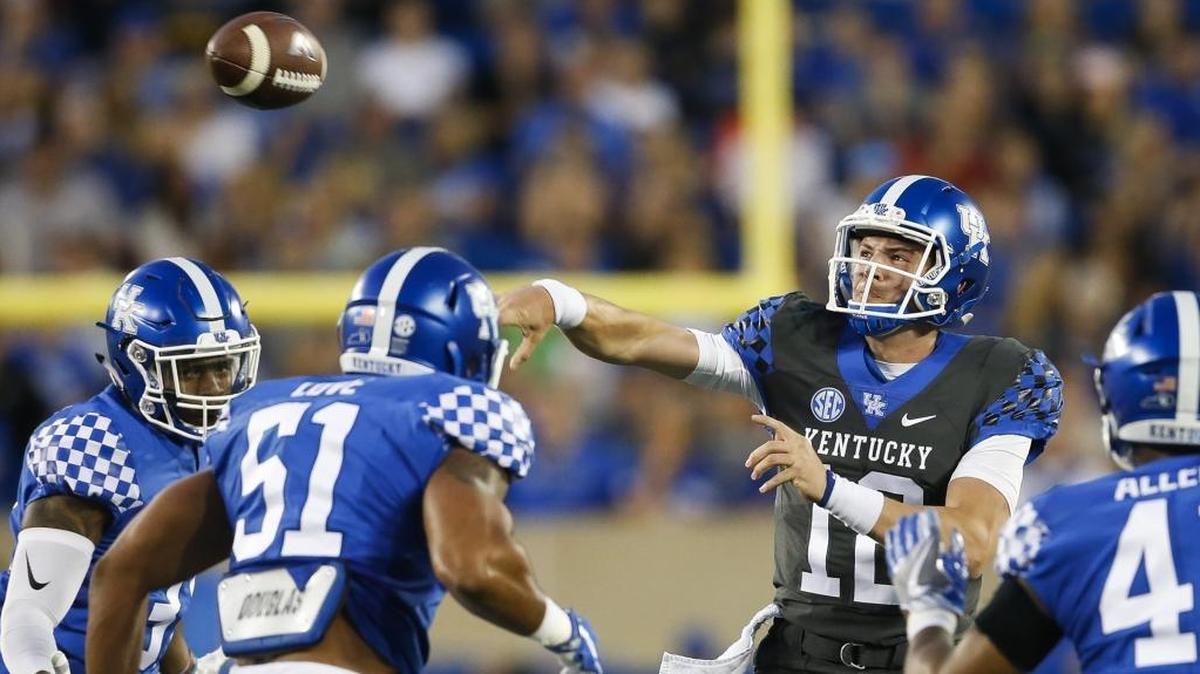 Kentucky quarterback Gunnar Hoak (12) has been impressive in UK’s past two Blue-White spring games.
