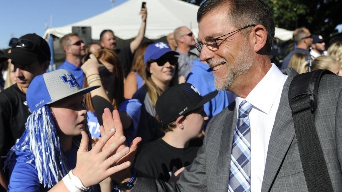 UK offensive coordinator Eddie Gran is listed as the primary recruiter for defensive lineman Jordan Wright.