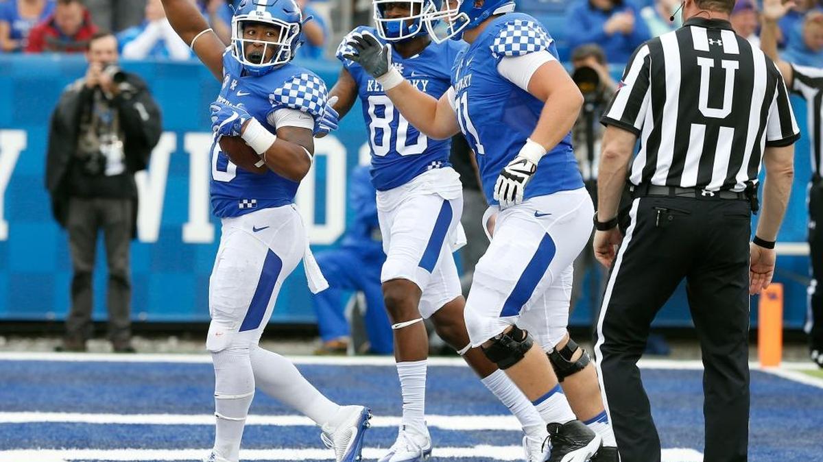 Kentucky Wildcats running back Benjamin Snell Jr. (26) celebrated his touchdown run as the University of Kentucky Wildcats played the New Mexico State Aggies at Commonwealth Stadium in Lexington, Ky., Saturday, September 17, 2016. This second quarter football action.