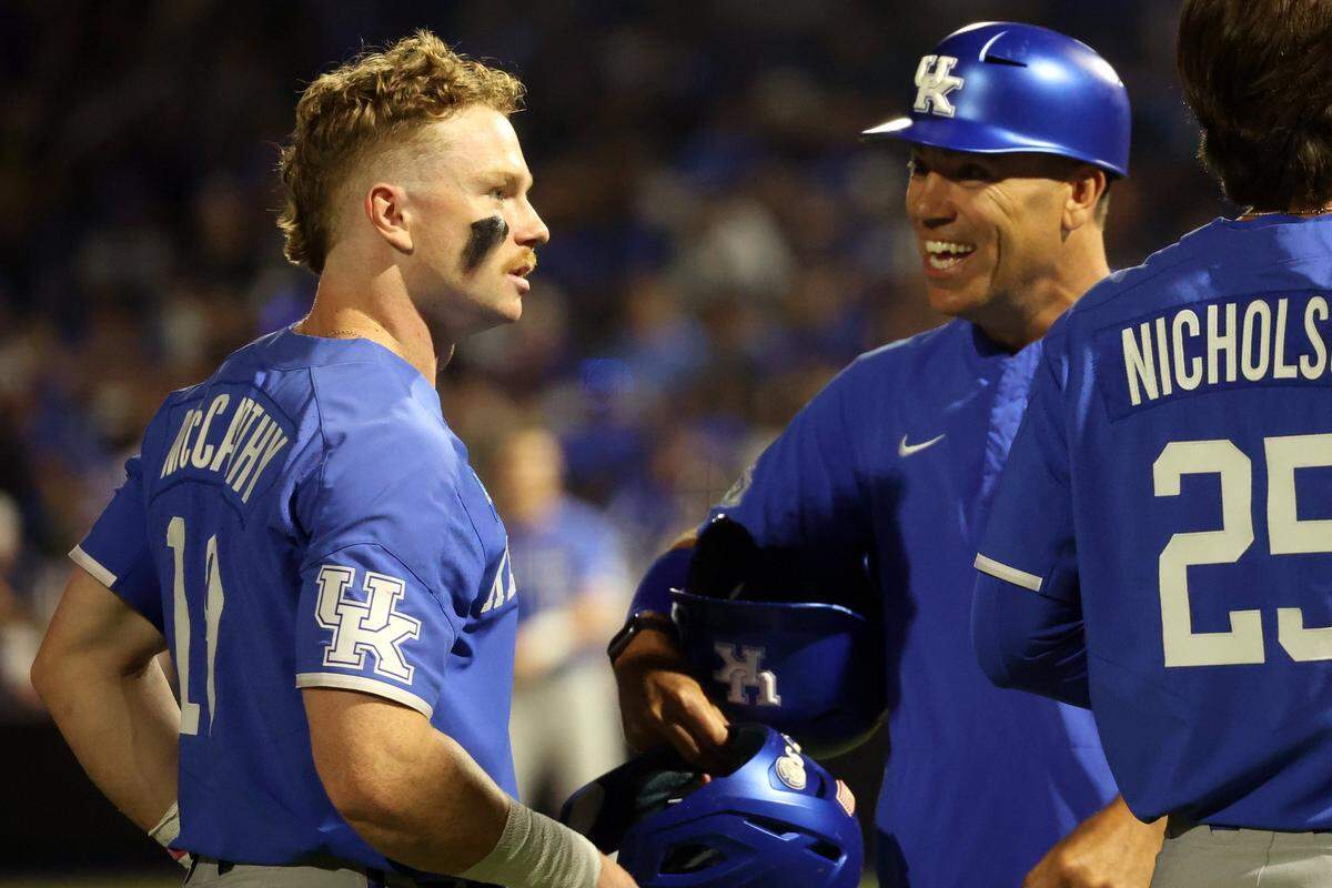Kentucky’s Nick Mingione, right, congratulates Nolan McCarthy during the Wildcats’ win against Oregon State at Kentucky Proud Park on Sunday night.