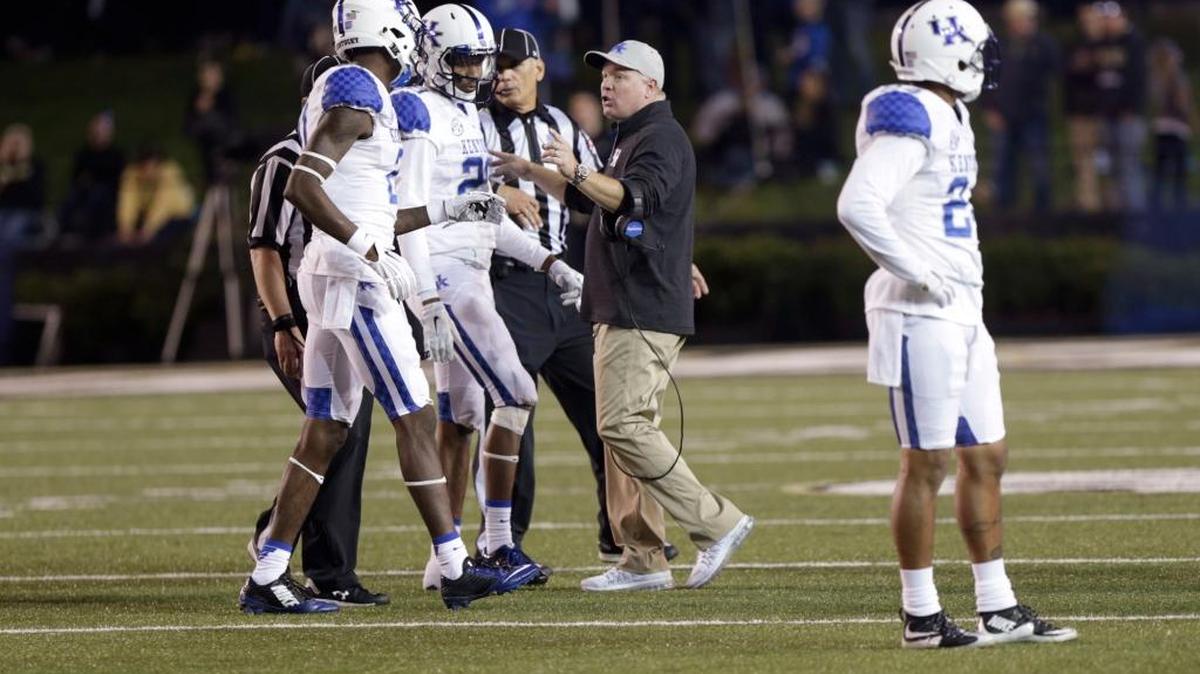 Kentucky head coach Mark Stoops talked with defensive backs Chris Westry, left, and Derrick Baity in the fourth quarter of the Cats’ game against Vanderbilt at Vanderbilt Stadium in Nashville, Tenn., on Nov. 14, 2015.