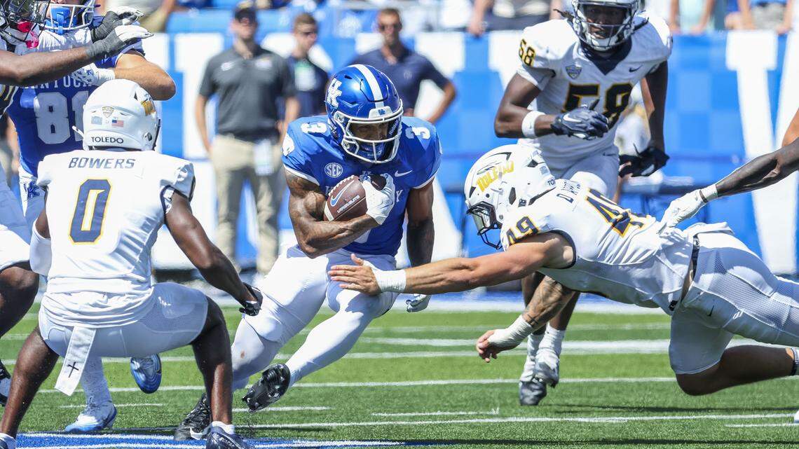 New Mexico State transfer Seth McGowan totaled 78 yards and one touchdown on 18 carries in his Kentucky debut.