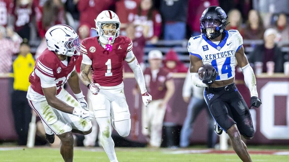 How far did Kentucky football rise in the top 25 after Oklahoma win?