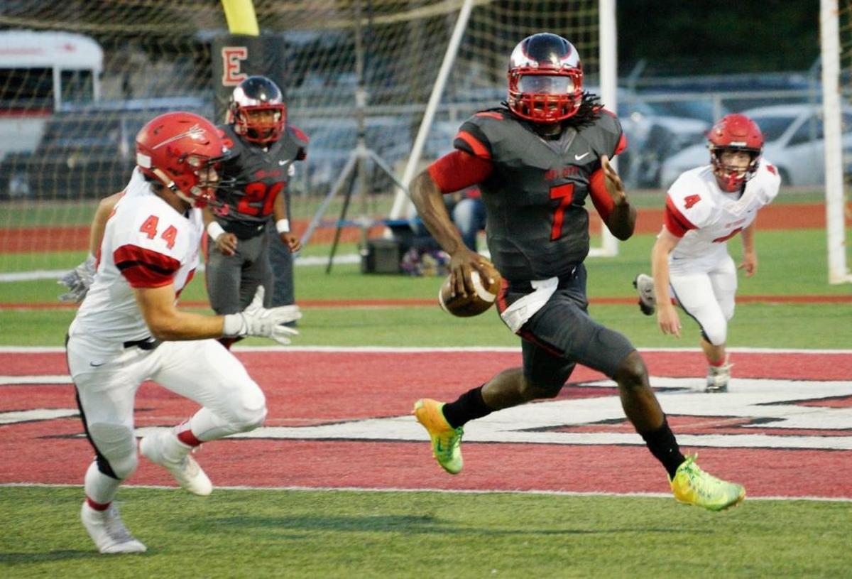 Kentucky quarterback Terry Wilson (7) ran the ball during his days as a star at Oklahoma’s Del City High School. Last season at Garden City Community College in Kansas, Wilson ran for 518 yards and five touchdowns.