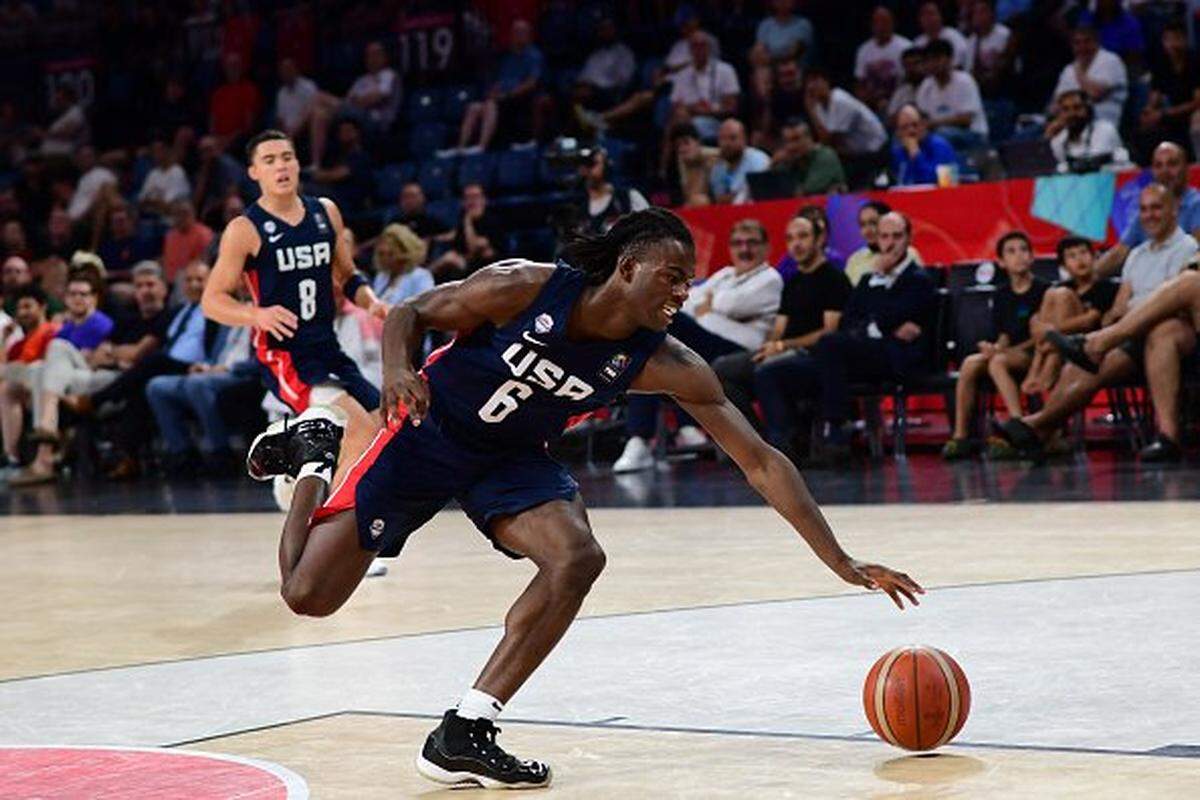 Caleb Holt (6) committed Tuesday to play his college basketball at Arizona over a list of suitors that included Kentucky. The Wildcats still don’t have a committed recruit in the high school class of 2026.