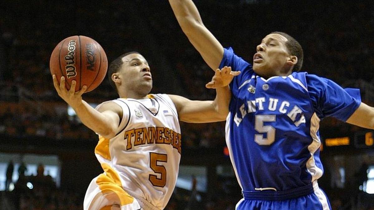 Tennessee’s Chris Lofton shot over Kentucky’s Derrick Jasper during a game in Knoxville in 2008. Lofton scored 2,131 points during his four seasons as a Volunteer and was named SEC Player of the Year in 2006-07.