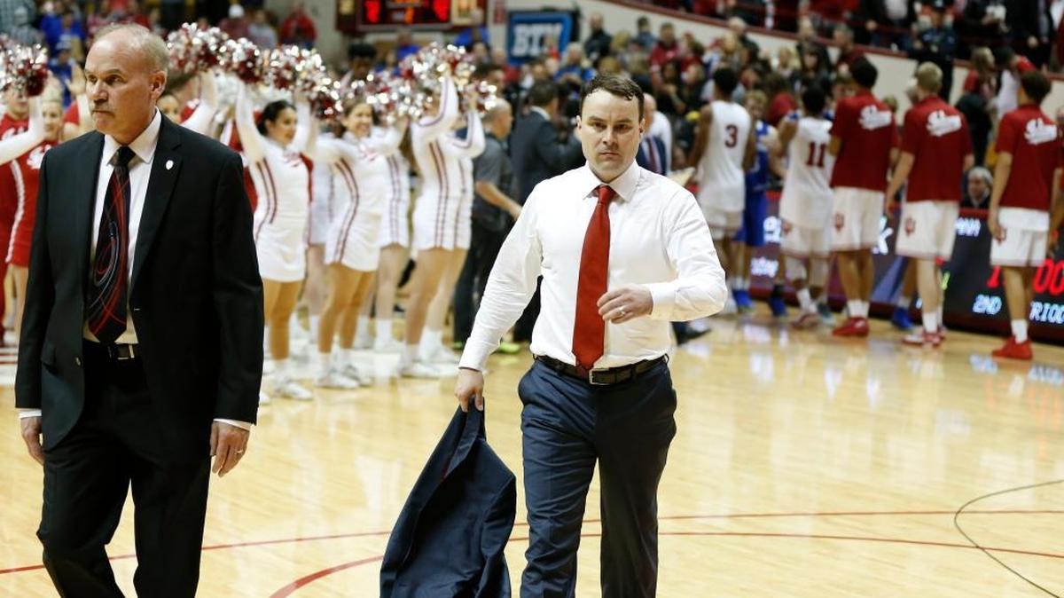 Indiana Coach Archie Miller, center, left the court after Indiana’s loss to Fort Wayne in Bloomington, Ind., on Monday night.