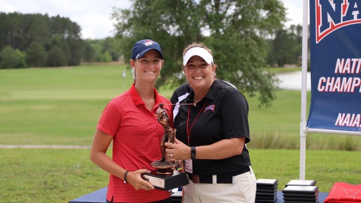 Cumberlands golfer Kaitlyn Riley, left, won the NAIA national championship on Monday.