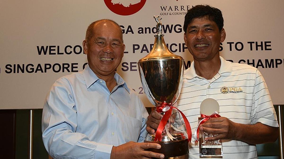 Christopher Chee, right, received the championship trophy from Singapore Golf Association President Bob Tan.