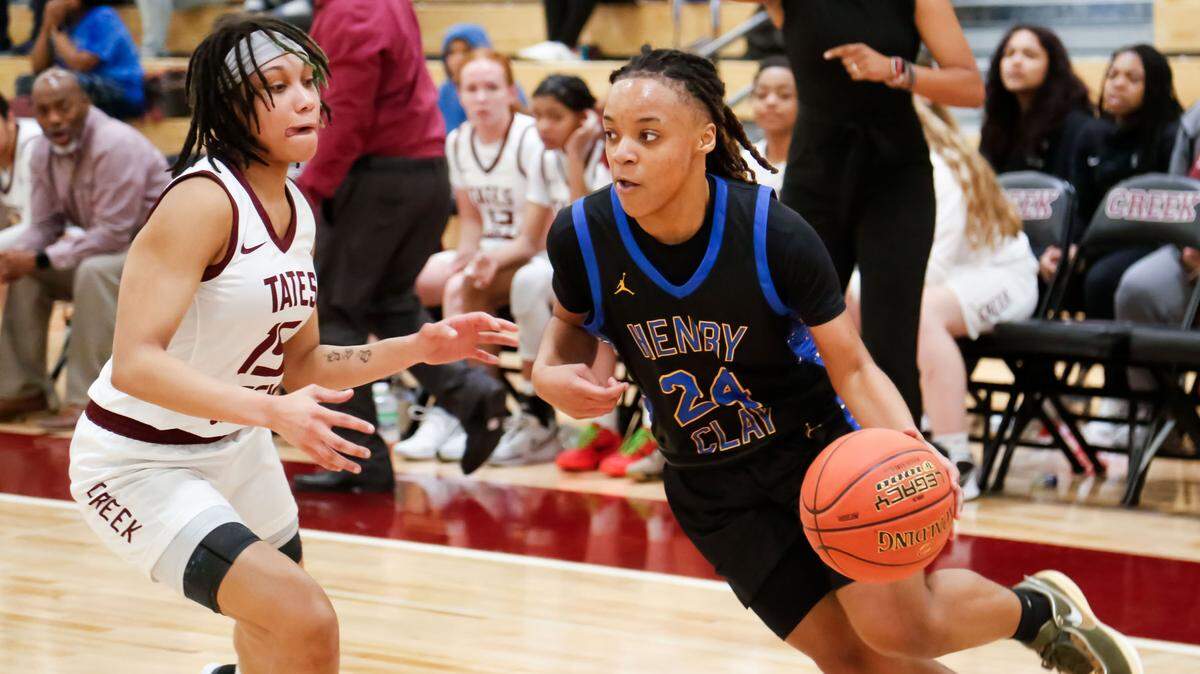 Henry Clay’s Timarri Miller (24) drives the baseline against Tates Creek’s Jazlene Potter (15) during the Blue Devils’ 54-47 win over the Commodores in the girls 11th Region Tournament quarterfinals at Tates Creek High School on Monday.