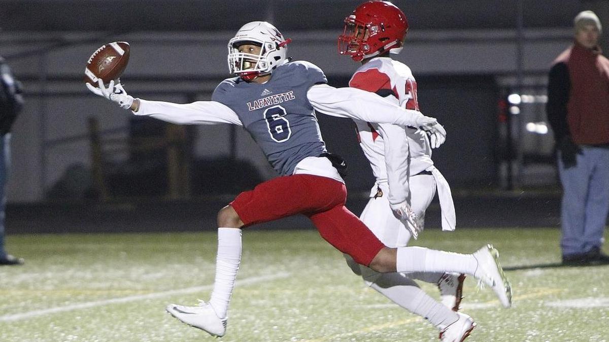 Dekwan Edwards pulled in a reception that set up a touchdown against Scott County in last Friday’s state semifinals at Lafayette.