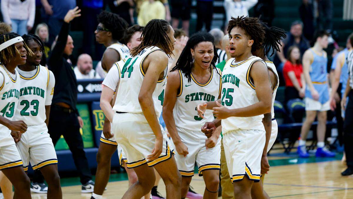 Bryan Station’s Rashaad Faulkner (25) glanced up at the scoreboard as his teammates celebrated his go-ahead 3-pointer during a timeout with five seconds left in the Defenders’ 55-54 win over Henry Clay at Bryan Station High School on Friday.