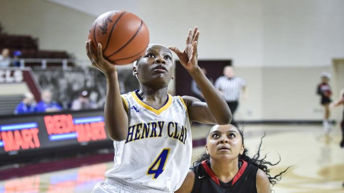 Henry Clay’s Destyne Jackson (4) led the break against Paul Dunbar’s Mashayla Cecil during Monday night’s game. Jackson finished with 11 points.