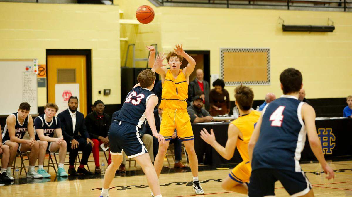 Henry Clay’s Jackson Stephan (1) sends a pass into teammate Kayson Brown during the Blue Devils’ game against Lafayette at Lexington Traditional Magnet School, the home of one of Henry Clay’s historic gyms on Sunday.