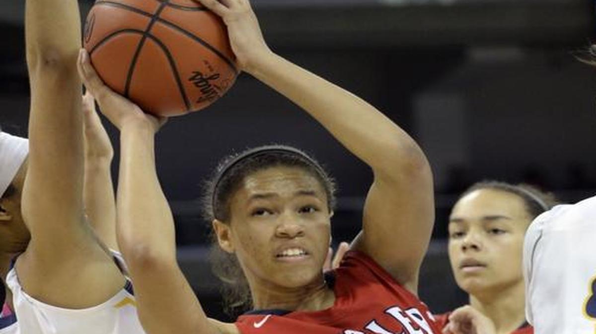 Butler’s Jaelynn Penn drives through the Franklin County defense for a shot, Sunday, March 13, 2016, during the KHSAA Girls' Sweet 16 basketball final in Highland Heights, Ky. (AP Photo/John Flavell)