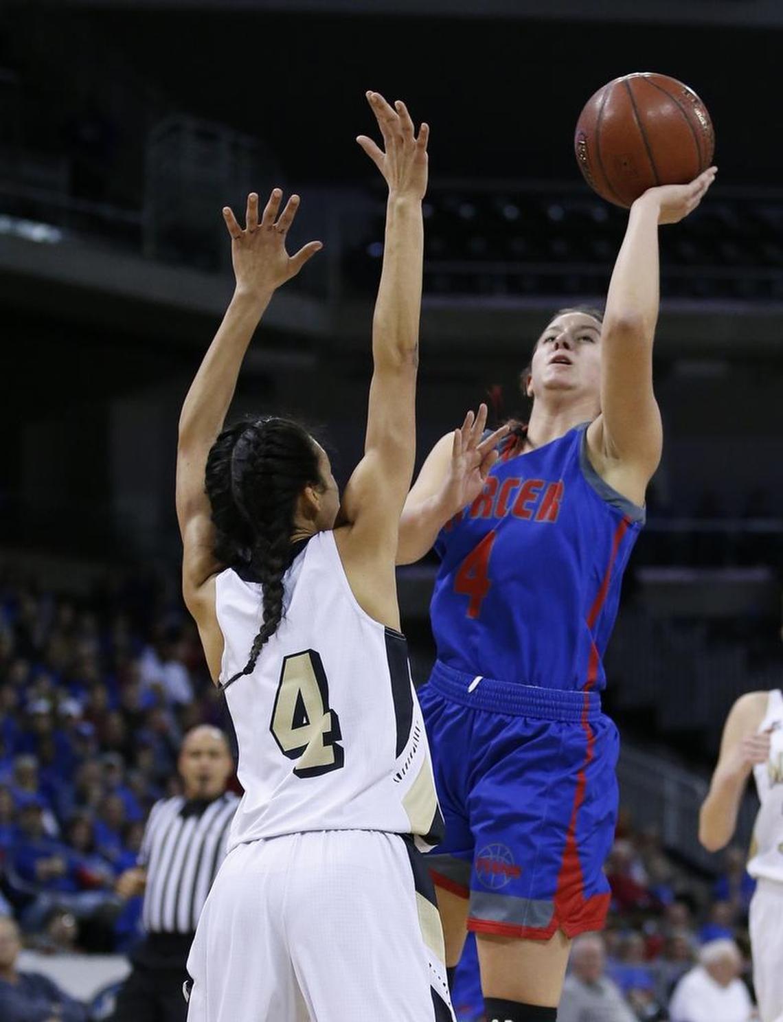 Mercer County's Seygan Robins shot over Murray's Lex Mayes during Mercer’s 55-44 win in the first round of the Sweet 16 on Wednesday.