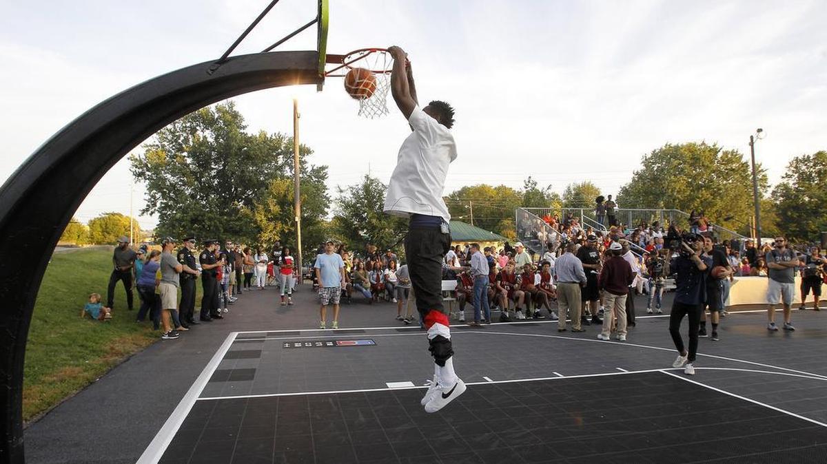 Former University of Kentucky player Julius Randle of the NBA’s Los Angeles Lakers dunked after the dedication of the new Col. Charles Young Court at Charles Young Park in Lexington on Sept. 10.