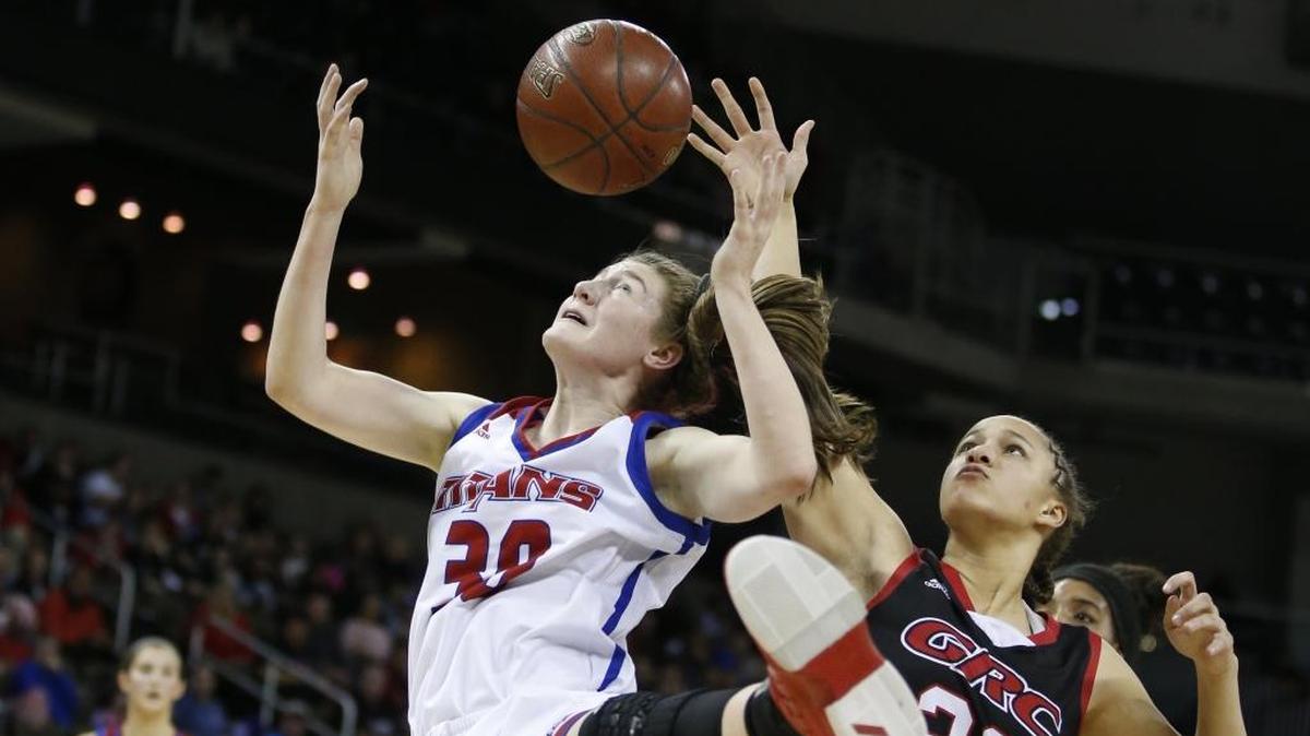 Mercer County’s Emma Souder, left, and Clark County’s Tyra Flowers battled for a rebound.