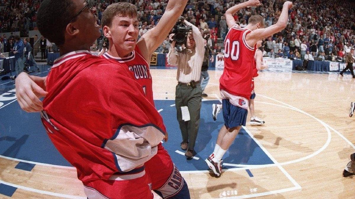 Scott County’s Rick Jones raised his arm in triumph after hitting a three-pointer at the buzzer to lift the Cardinals past Lexington Catholic, 85-82, in the 1998 Boys’ Sweet Sixteen semifinals in Rupp Arena.