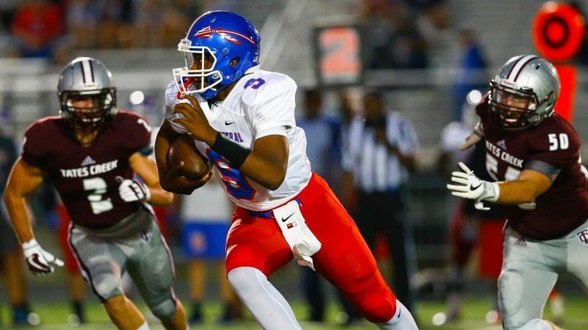 Madison Central quarterback Derrick Miller (9) ran the ball against Tates Creek’s Cameron Stewart (2) and Haydon Gant (50) during Tates Creek’s 17-10 victory on Oct. 5. Despite a 4-4 record, Madison Central moved up to No. 22 in Dave Cantrall’s Rating the State this week.