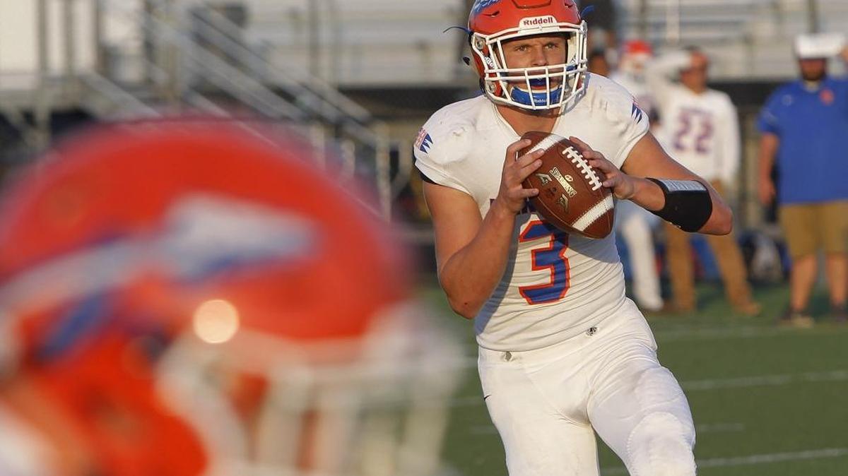 Southwestern quarterback Joe Floyd looks for an open receiver against Paul Laurence Dunbar at Ishmael Stadium in Lexington, Ky., Friday, August 25, 2017.