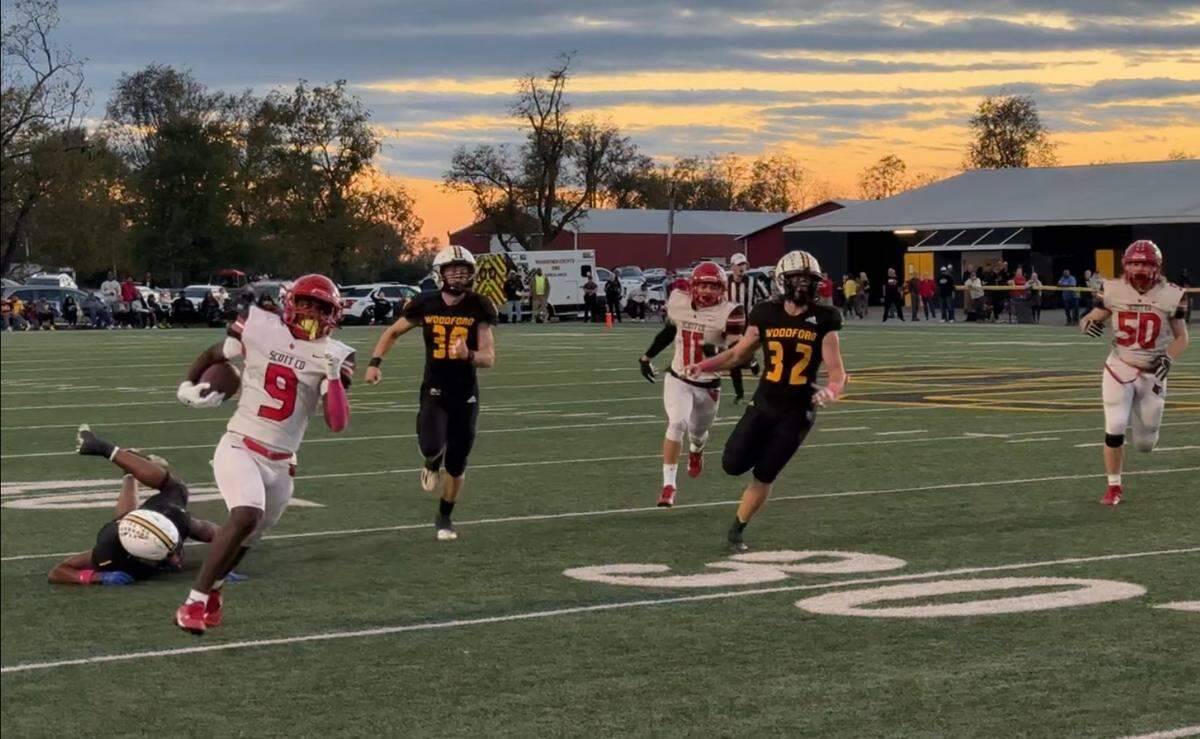 Scott County’s Timmy Emongo (9) sprinted around the right edge of his offensive line and toward the end zone for a 40-yard touchdown run in the first quarter at Woodford County on Friday.