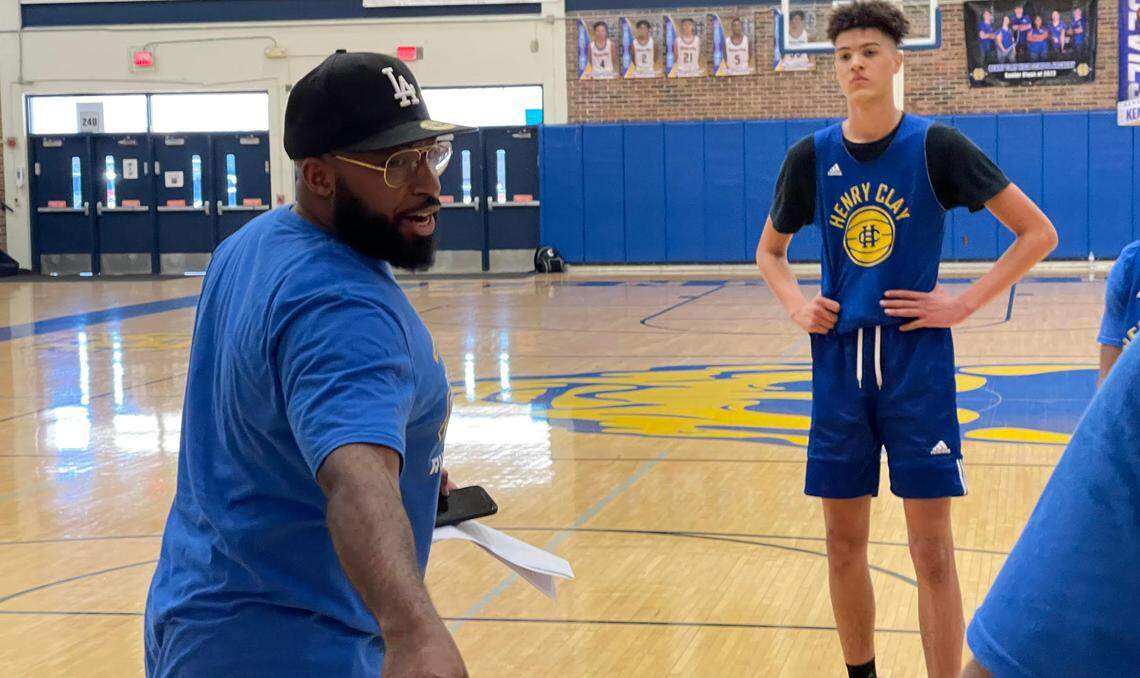 Henry Clay assistant coach Michael Jones, left, delivered instructions to the Blue Devils’ scout players, including Payton Mayhorn, on Monday as the team prepared to face Murray on Thursday in the Sweet 16 in Rupp Arena.