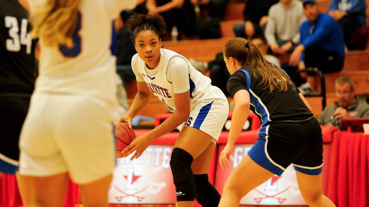 Lafayette’s Belle Combs, center, looked for a pass through Lexington Christian’s defense during the Generals’ 67-43 home win over the Eagles on Friday.