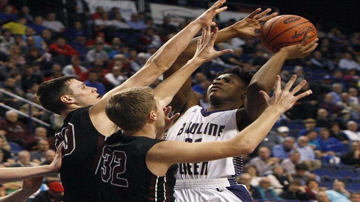 Bowling Green’s Terry Taylor puts up a shot over Elliott County’s Collin Howell (40) and Alex Robinson in Wednesday night’s game at the Whitaker Bank/KHSAA Sweet Sixteen. Taylor was 9-for-11 from the field and 5-for-6 from the free-throw line.