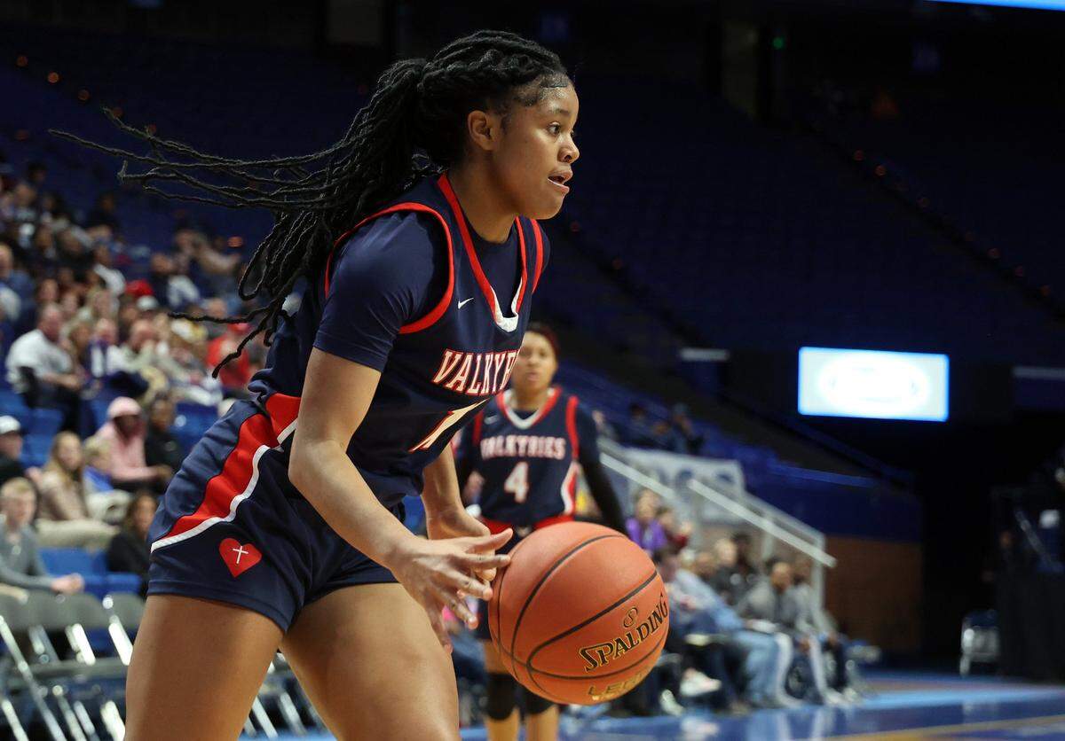 Sacred Heart’s ZaKiyah Johnson (11) drives to the hoop during the Girls’ Sweet 16 in Rupp Arena last March. Johnson and Sacred Heart went 36-3 last season and won the state title.