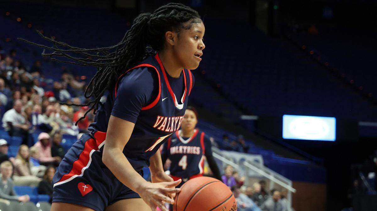 Sacred Heart’s ZaKiyah Johnson drives to the basket during the Girls’ Sweet 16 at Rupp Arena on March 11.
