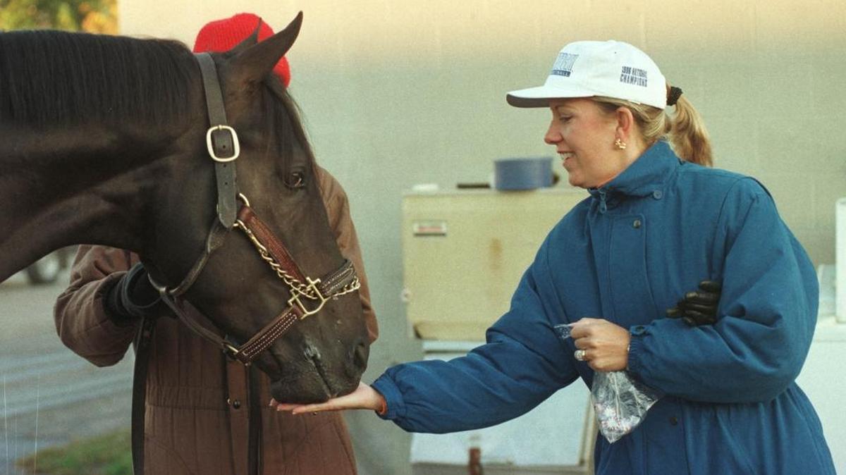 Debbie Hancock gave Arch a treat outside his barn at Churchill Downs on Nov. 5, 1998.