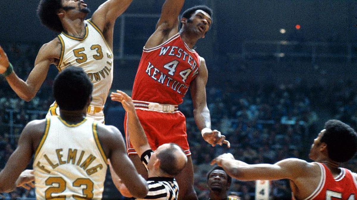 Western Kentucky’s Jim McDaniels battled Jacksonville’s Artis Gilmore.